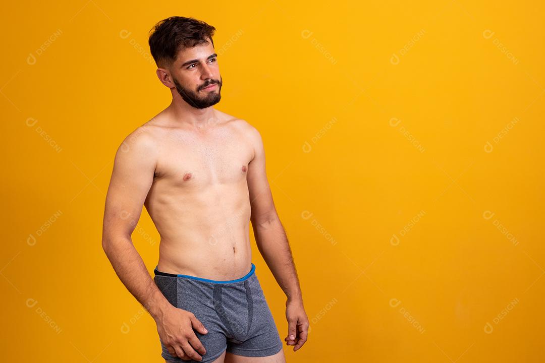 jovem de cueca de frente para a câmera