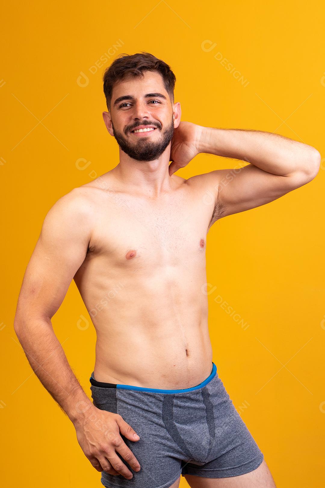 jovem de cueca de frente para a câmera