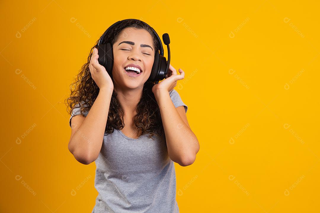 Mulher excitada ouvindo música em fones de ouvido