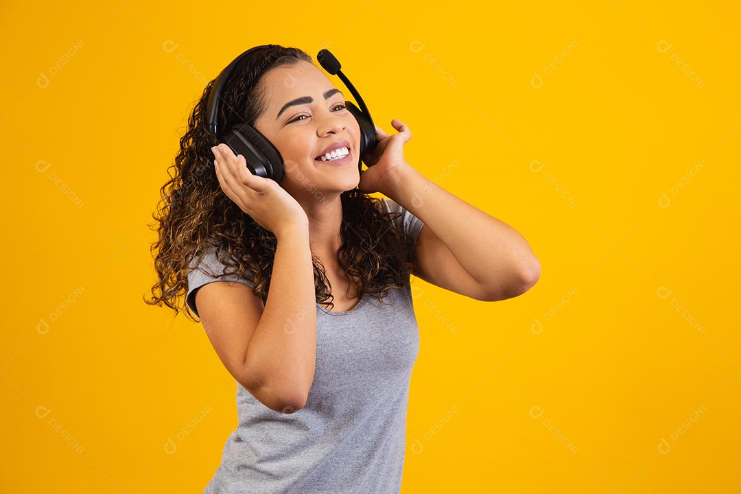 Mulher excitada ouvindo música em fones de ouvido