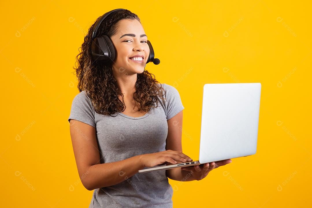 mulher jovem recepcionista trabalhando com notebook e fone de ouvido.