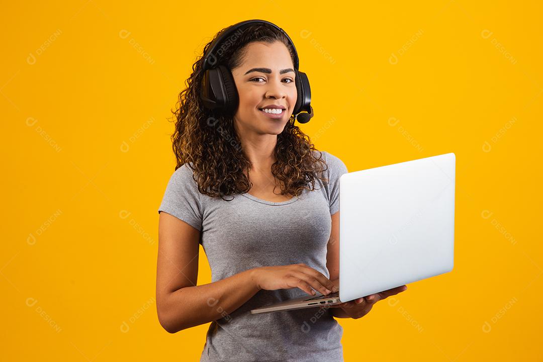 mulher jovem recepcionista trabalhando com notebook e fone de ouvido.