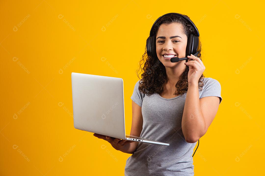 mulher jovem recepcionista trabalhando com notebook e fone de ouvido.