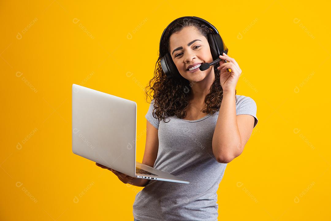mulher jovem recepcionista trabalhando com notebook e fone de ouvido.