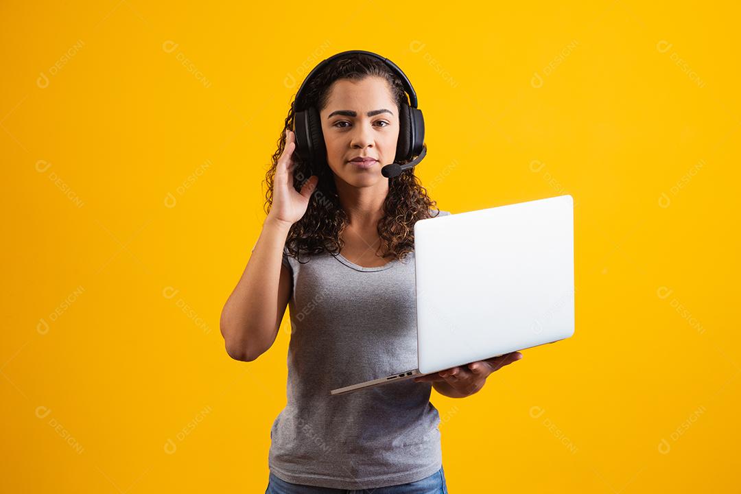 mulher jovem recepcionista trabalhando com notebook e fone de ouvido.