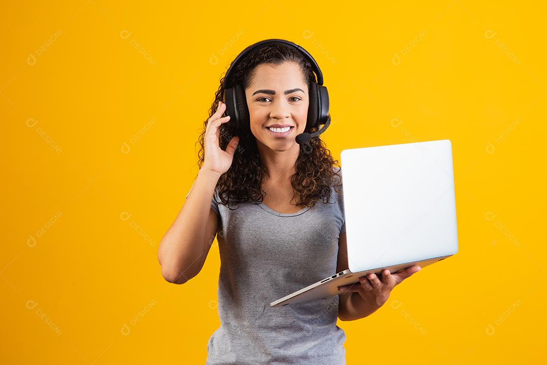 mulher jovem recepcionista trabalhando com notebook e fone de ouvido.