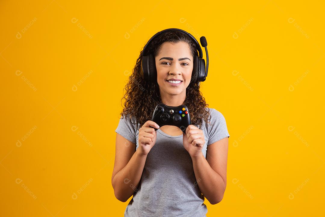 mulher jovem com fone de ouvido e videogame
