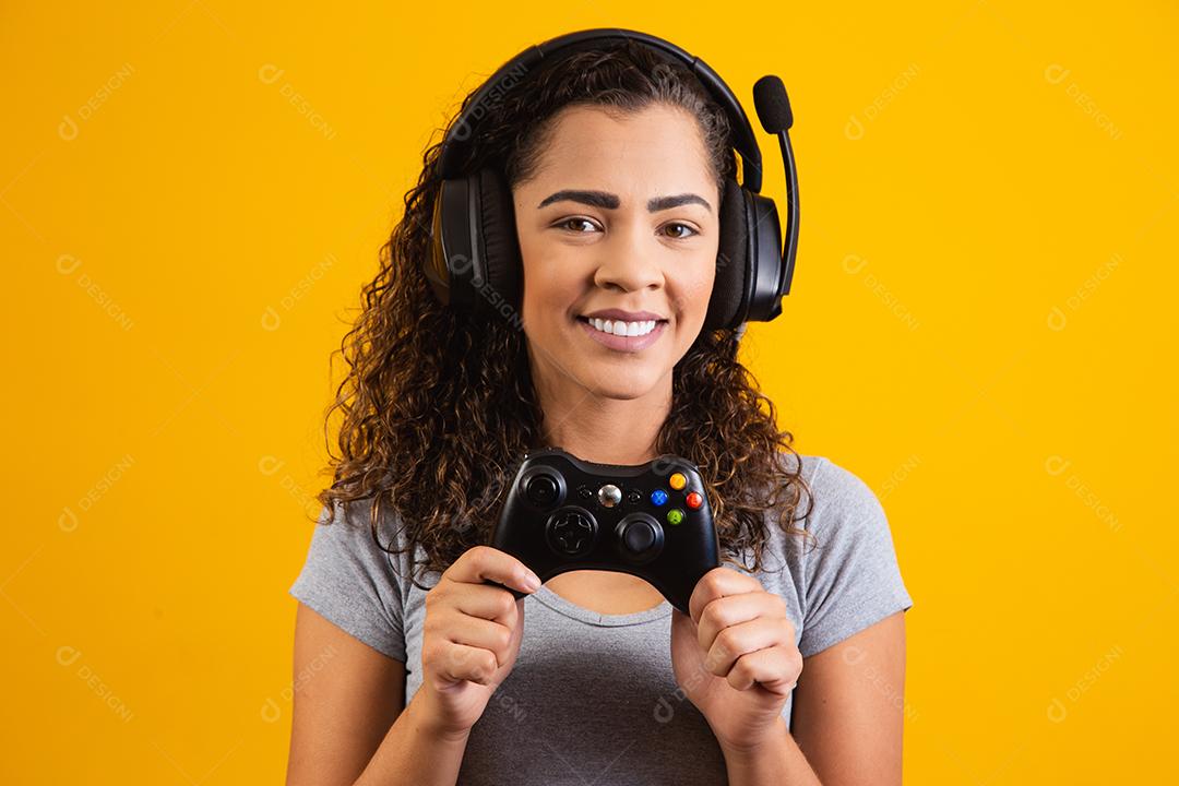 Mulher excitada com fone de ouvido e controlador de videogame. jogador concentrado