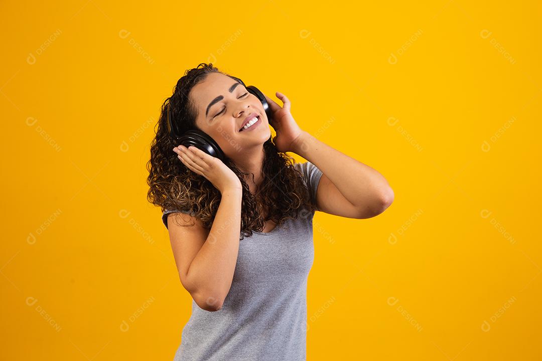 jovem afro com seus fones de ouvido ouvindo música