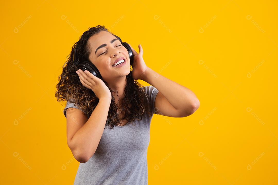jovem afro com seus fones de ouvido ouvindo música