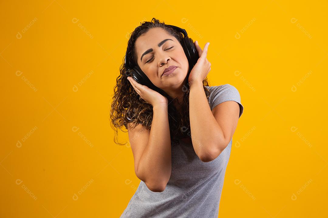 jovem afro com seus fones de ouvido ouvindo música