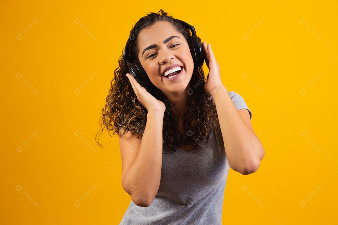 jovem afro com seus fones de ouvido ouvindo música