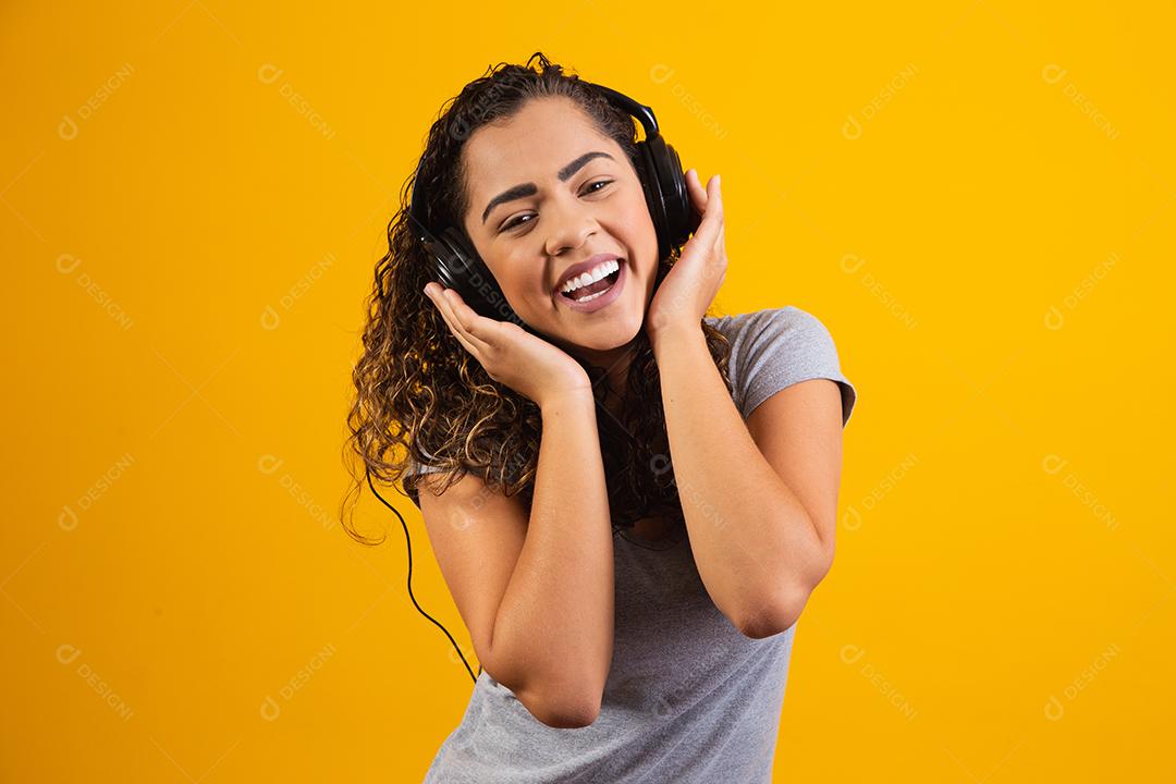 jovem afro com seus fones de ouvido ouvindo música