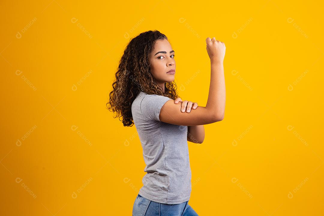 Nós podemos fazer isso. O punho feminino do poder feminino. Mulher vítima de raci