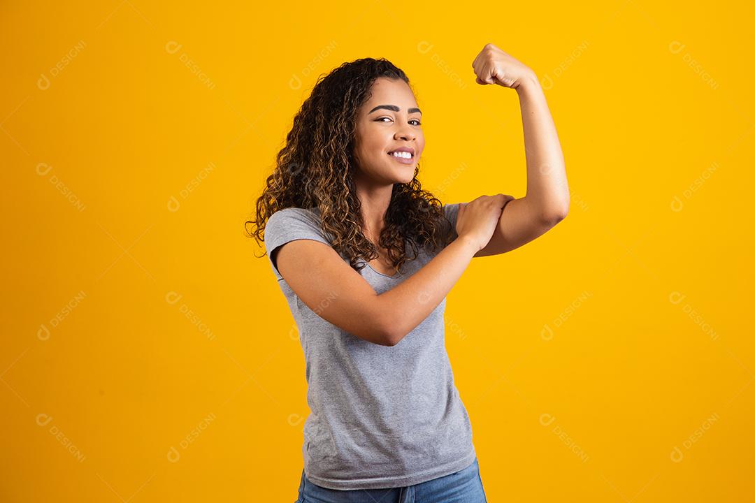 mulher negra fazendo sinal de militância ou independência