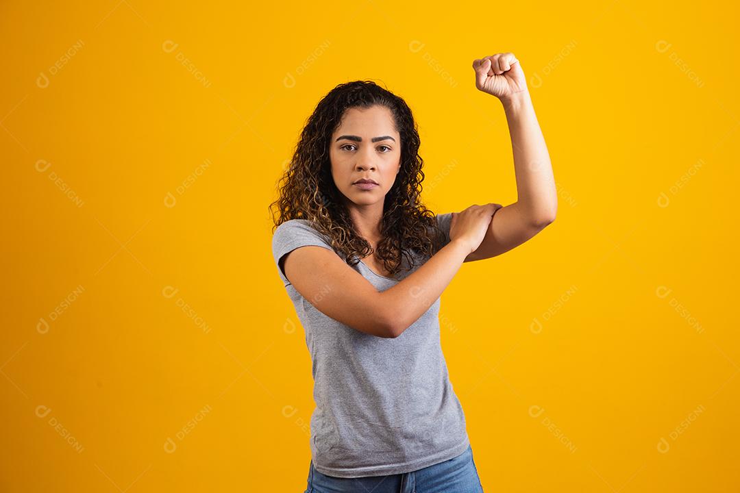 mulher negra fazendo sinal de militância ou independência