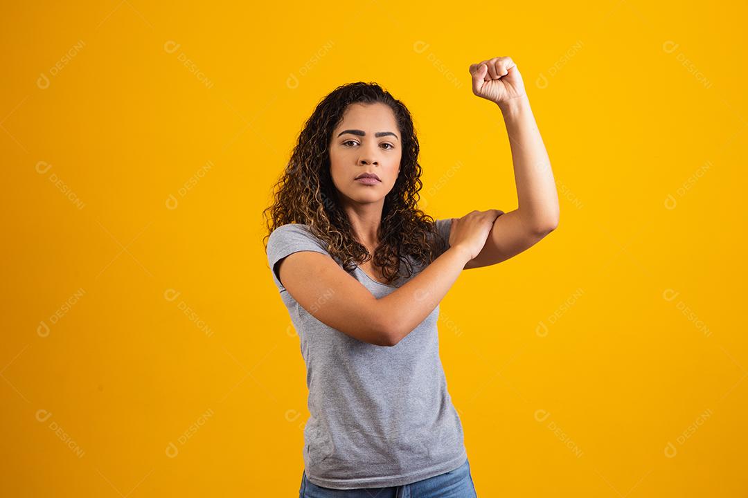 mulher negra fazendo sinal de militância ou independência