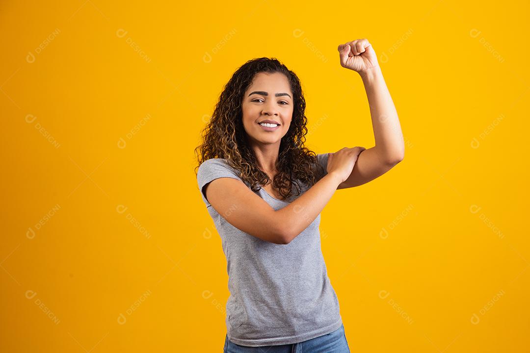 mulher negra fazendo sinal de militância ou independência