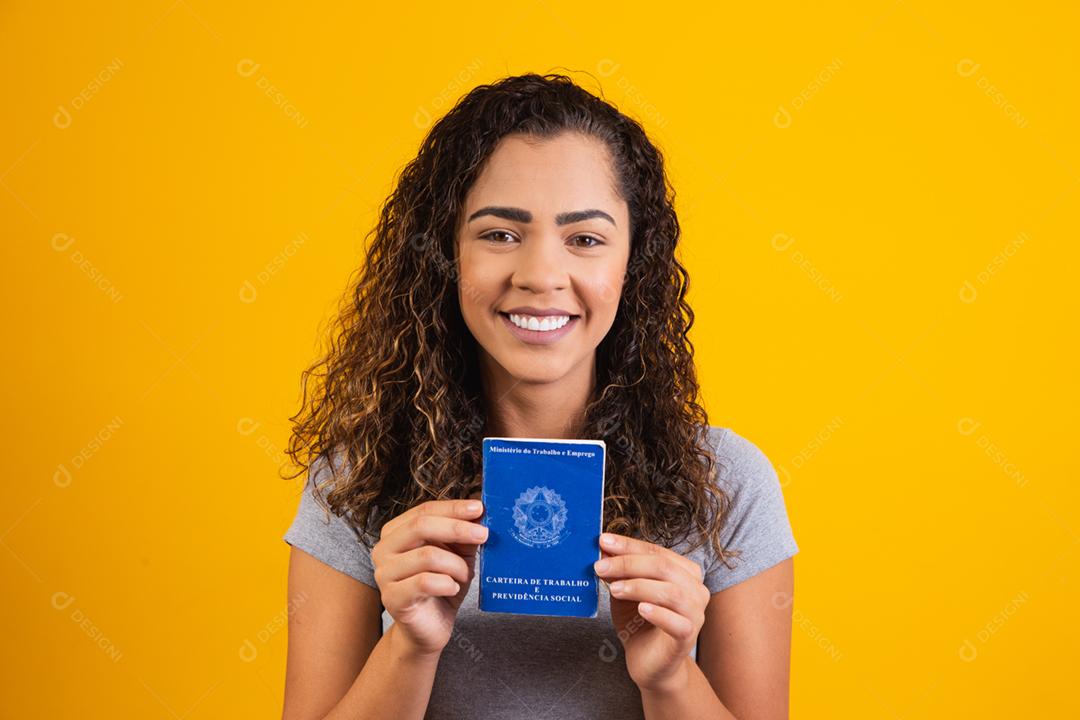 Mulher brasileira segurando uma carteira de trabalho