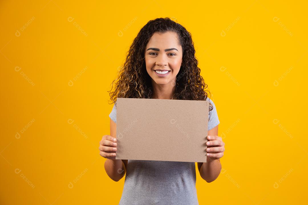 Jovem afro com cartão com espaço livre para texto.