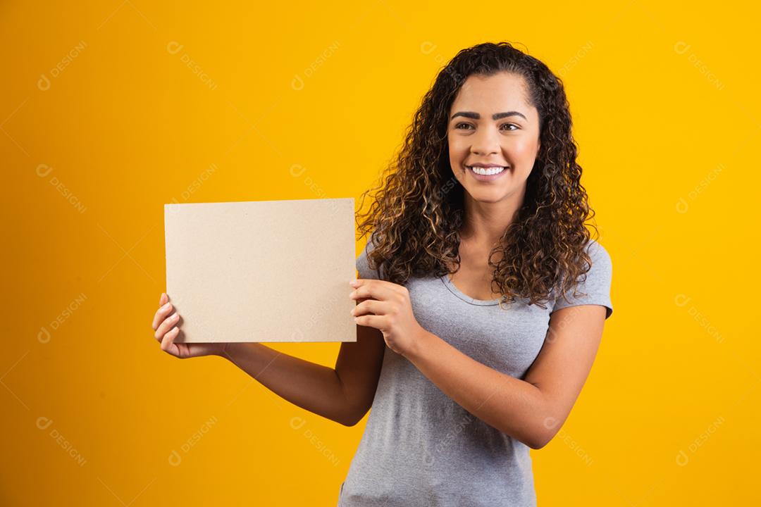 Jovem afro com cartão com espaço livre para texto.