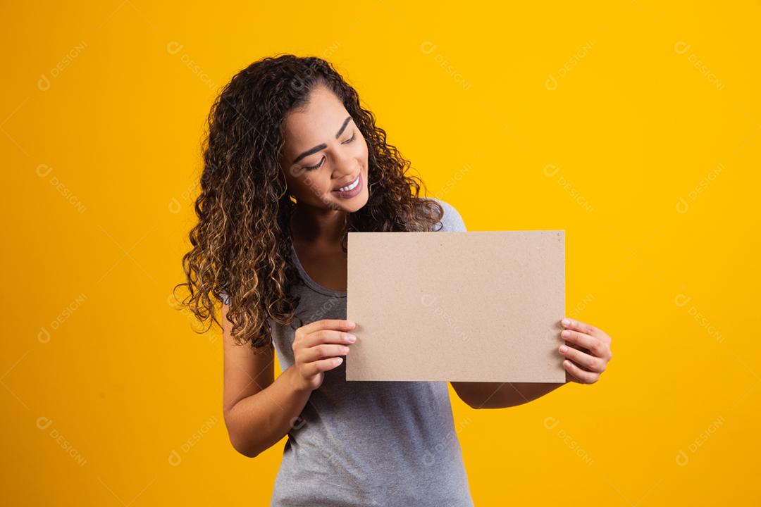 Jovem afro com cartão com espaço livre para texto.