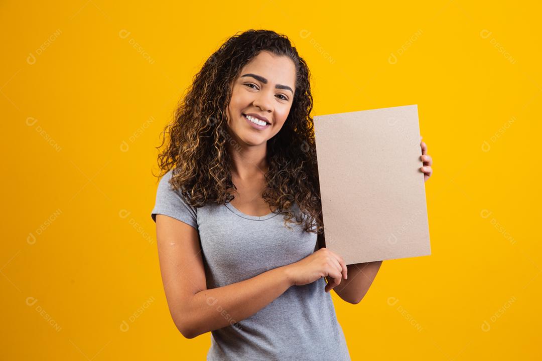 Jovem afro com cartão com espaço livre para texto.