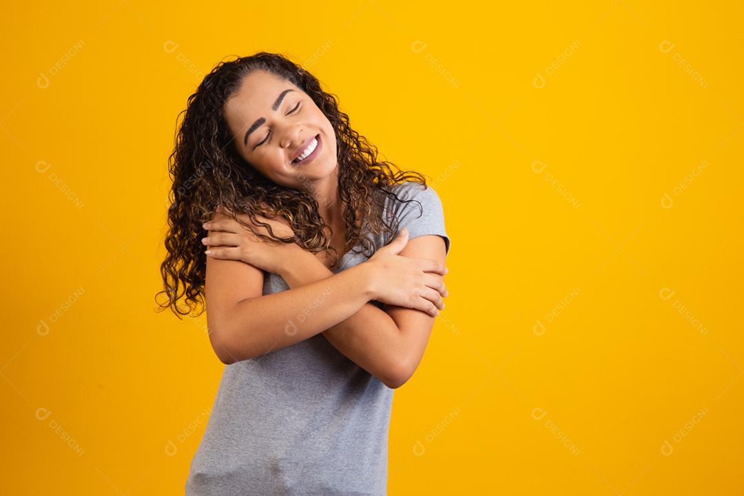 Mulher afro-americana com cabelo afro, vestindo uma camiseta casual