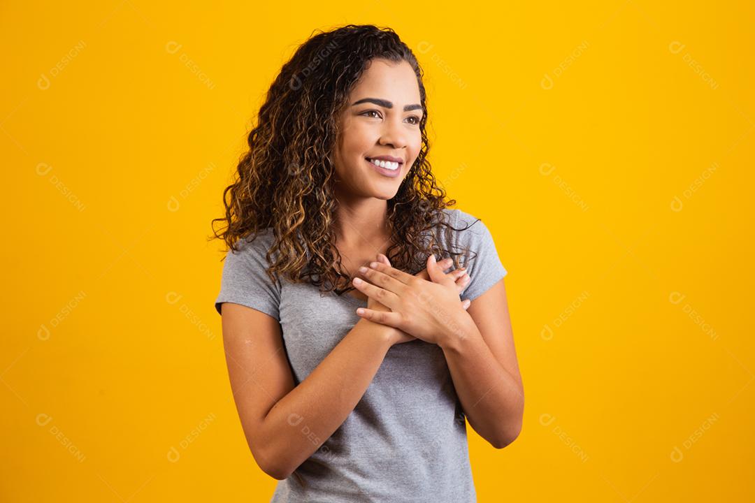 Mulher afro-americana com cabelo afro, vestindo uma camiseta casual