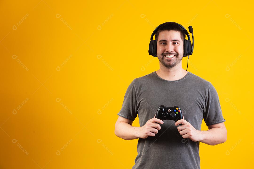 homem bonito animado jogando videogame homem bonito animado jogando videogame