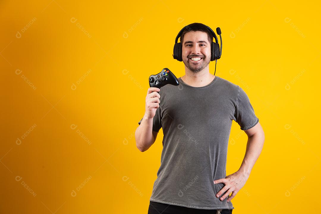 animado homem bonito jogando videogame