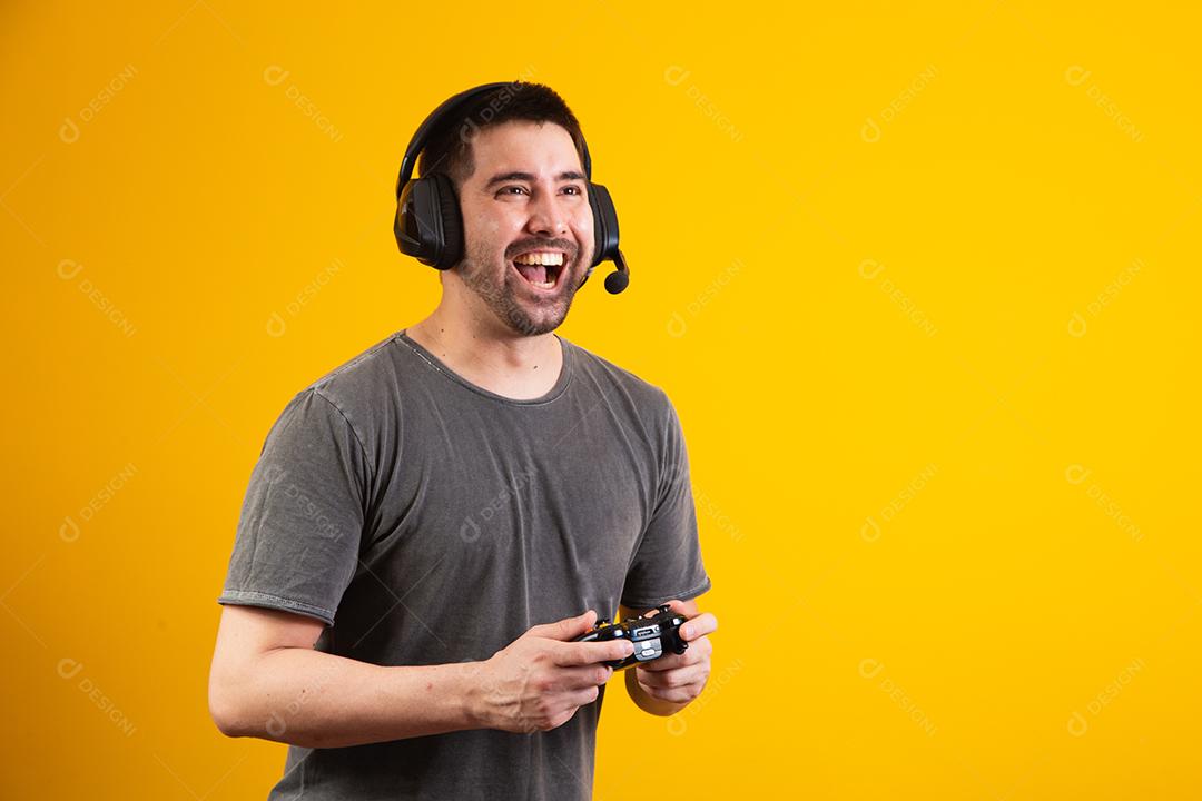 animado homem bonito jogando videogame