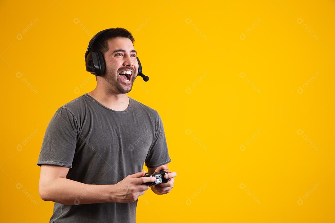 animado homem bonito jogando videogame
