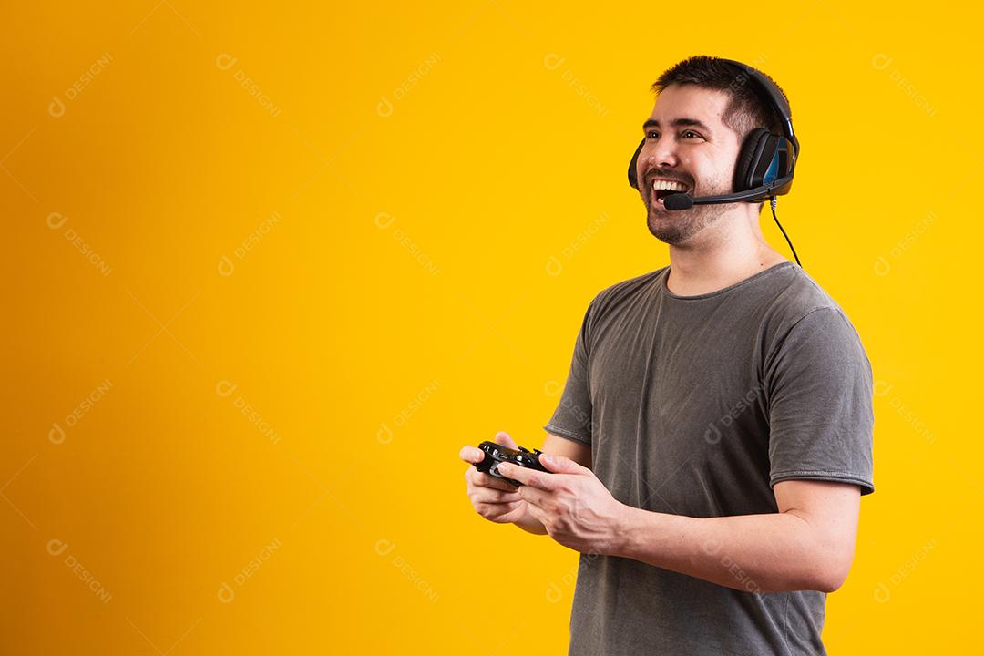 animado homem bonito jogando videogame