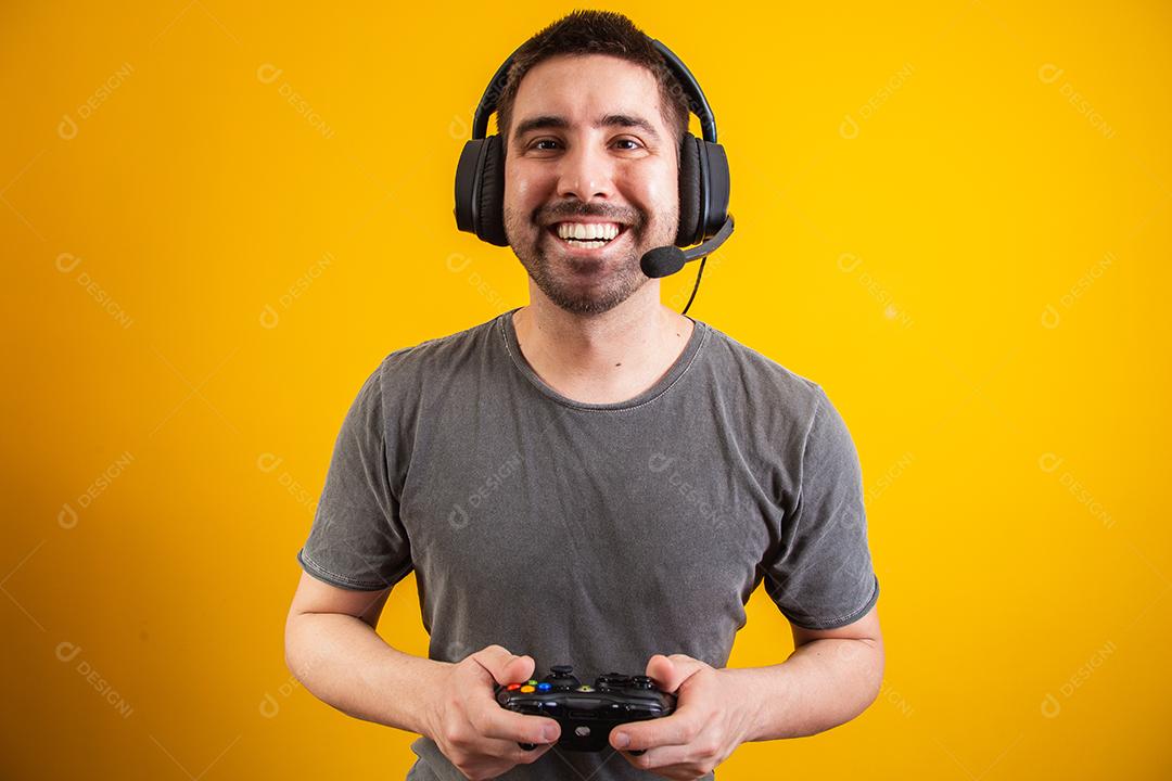 animado homem bonito jogando videogame