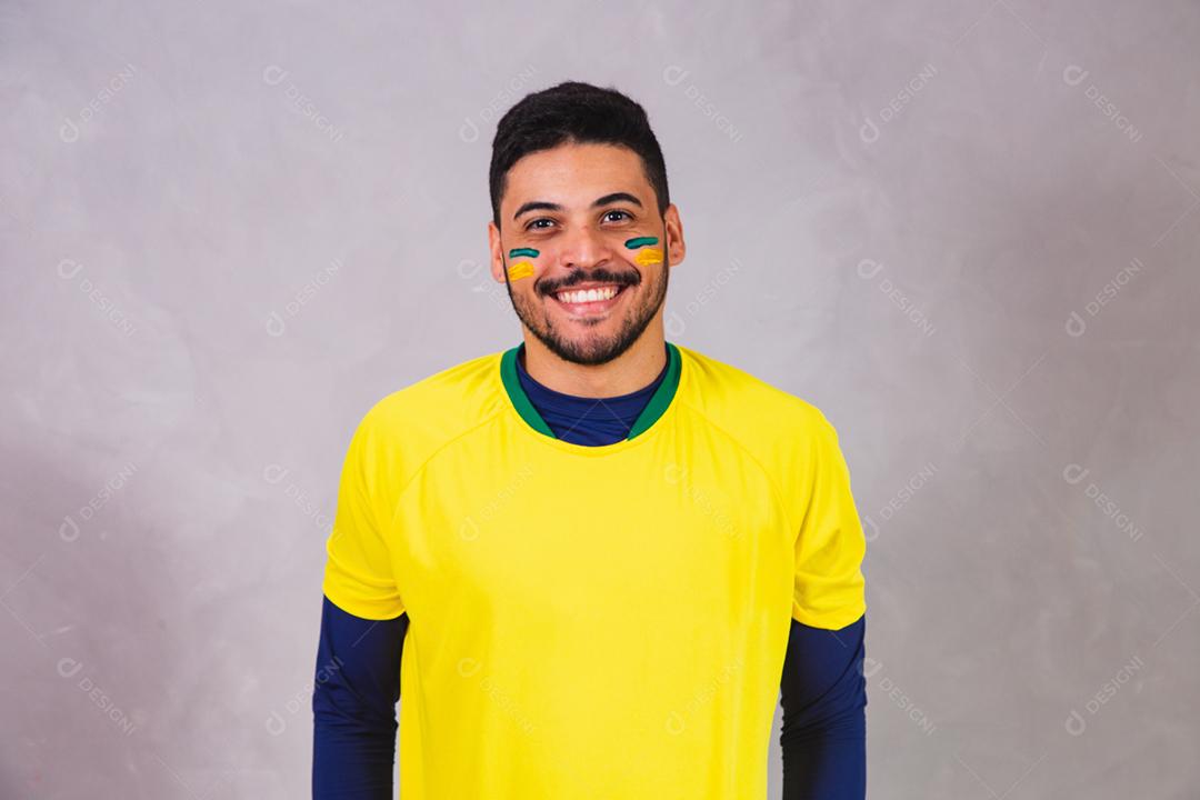 fã brasileiro vestindo fantasia para a copa do mundo.