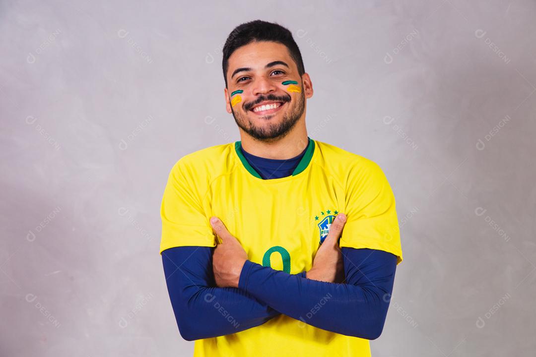 fã brasileiro vestindo fantasia para a copa do mundo.