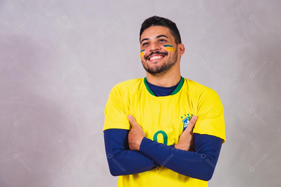 fã brasileiro vestindo fantasia para a copa do mundo.