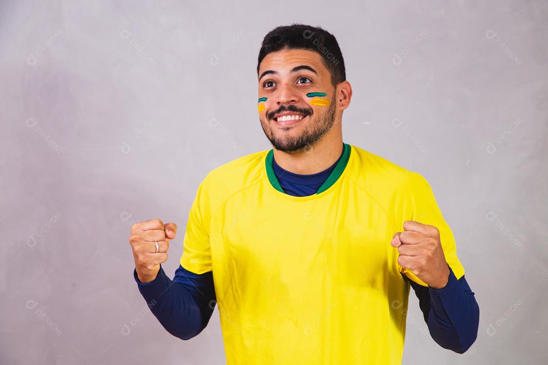 fã brasileiro vestindo fantasia para a copa do mundo.