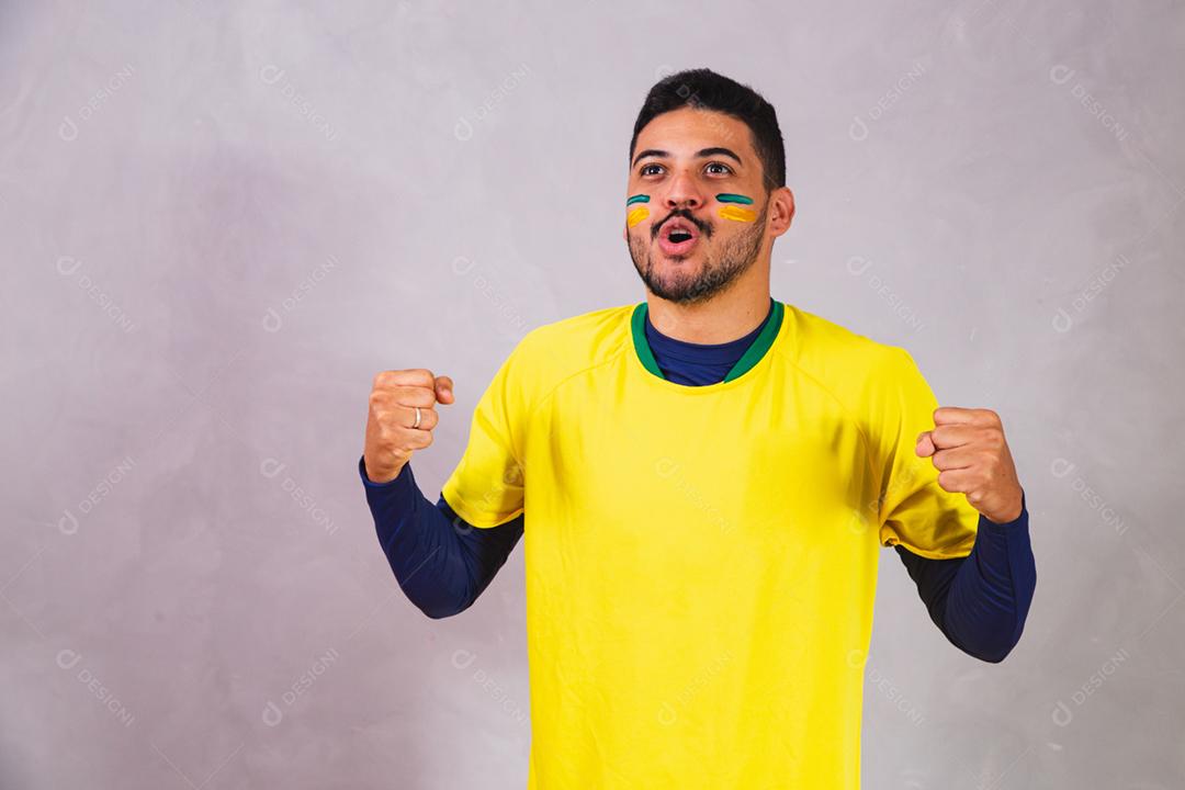 fã brasileiro vestindo fantasia para a copa do mundo.