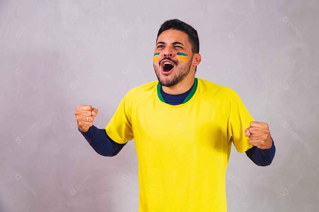 fã brasileiro vestindo fantasia para a copa do mundo.