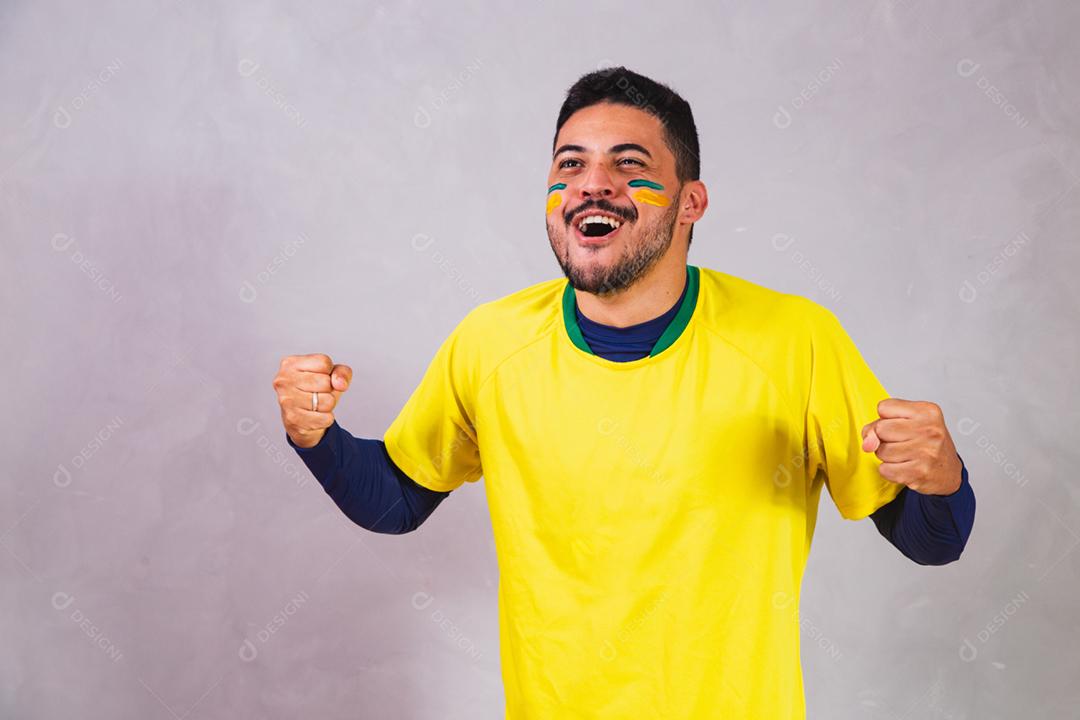 fã brasileiro vestindo fantasia para a copa do mundo.