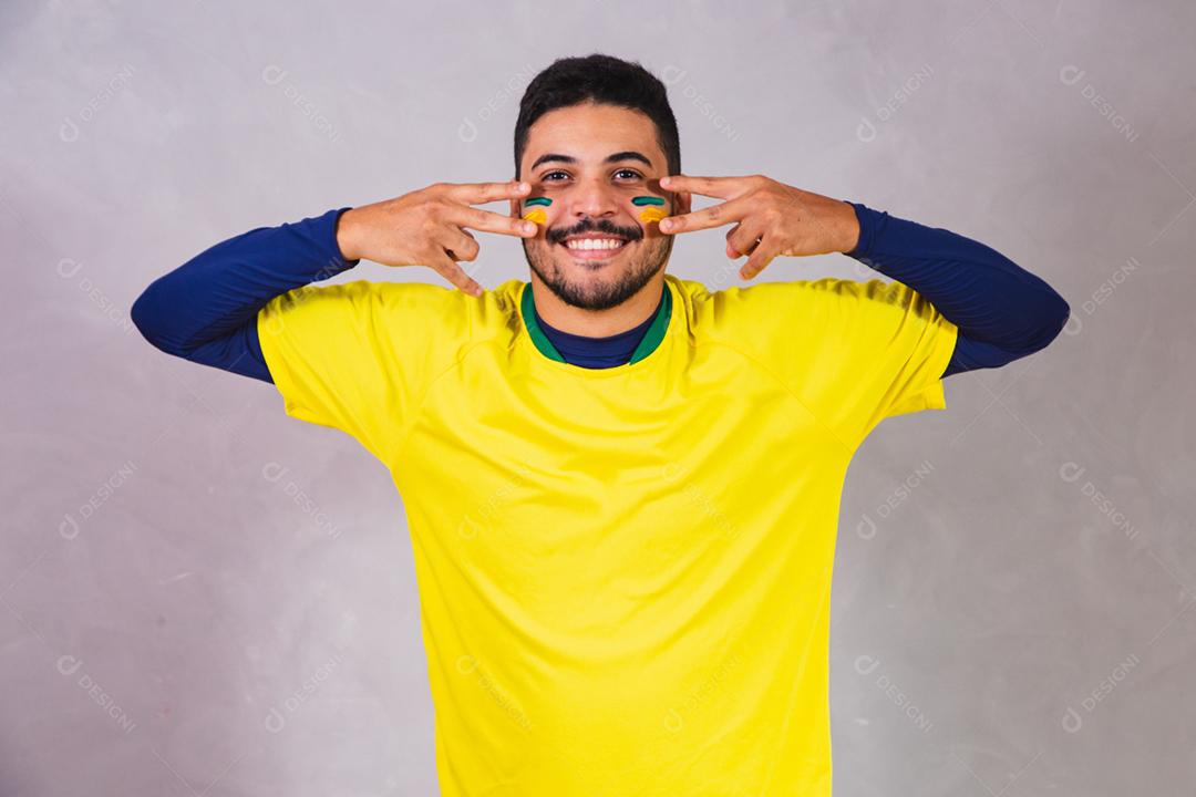 fã brasileiro vestindo fantasia para a copa do mundo.