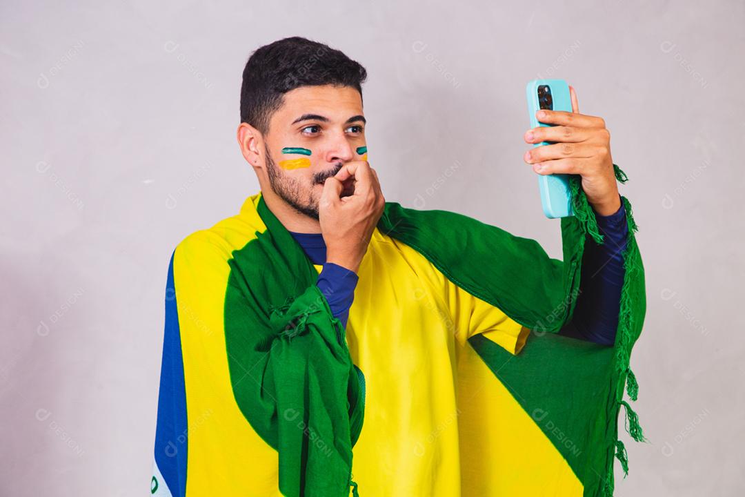 Emoções do torcedor brasileiro: comemorando, animado, feliz.