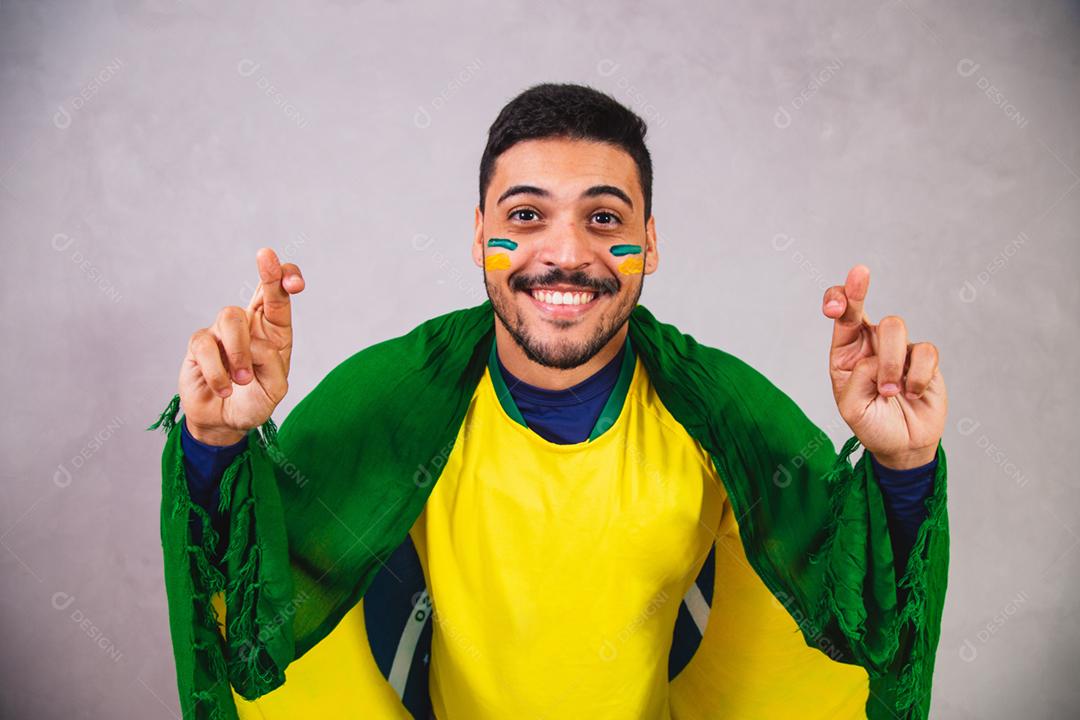 Emoções do torcedor brasileiro: comemorando, animado, feliz.