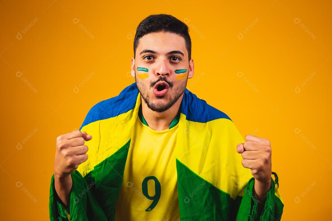 Emoções do torcedor brasileiro: comemorando, animado, feliz.