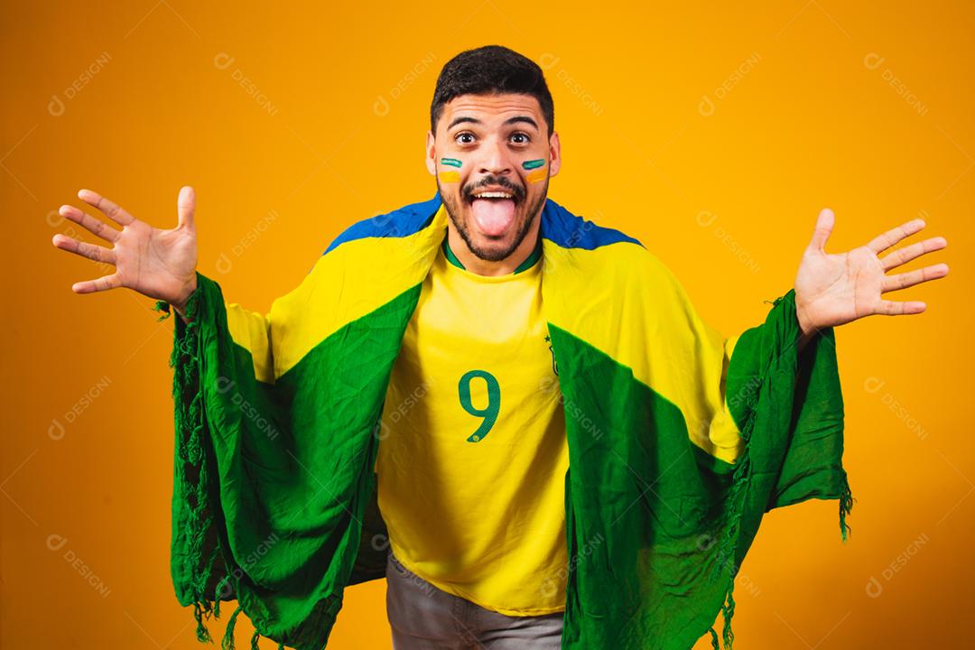 Emoções do torcedor brasileiro: comemorando, animado, feliz.