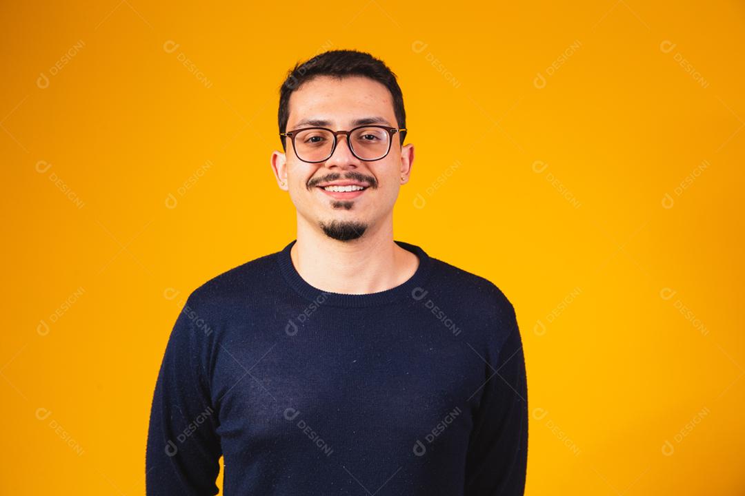 Jovem usando óculos olhando para a câmera com sorriso