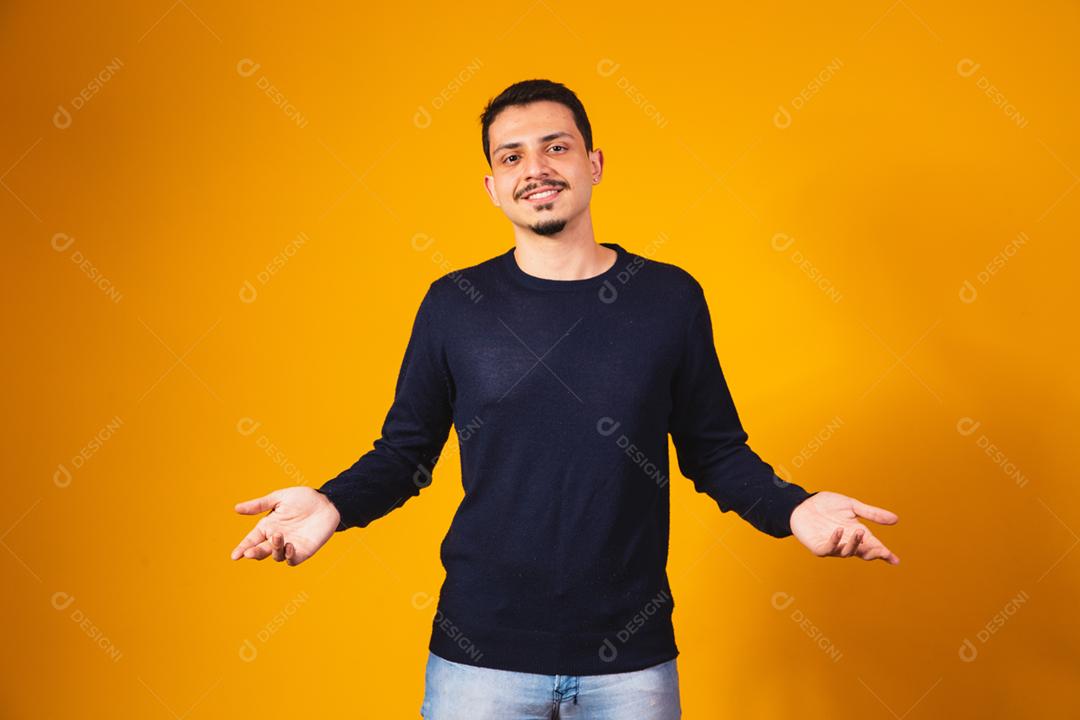 homem bonito apontando para o lado com espaço para texto