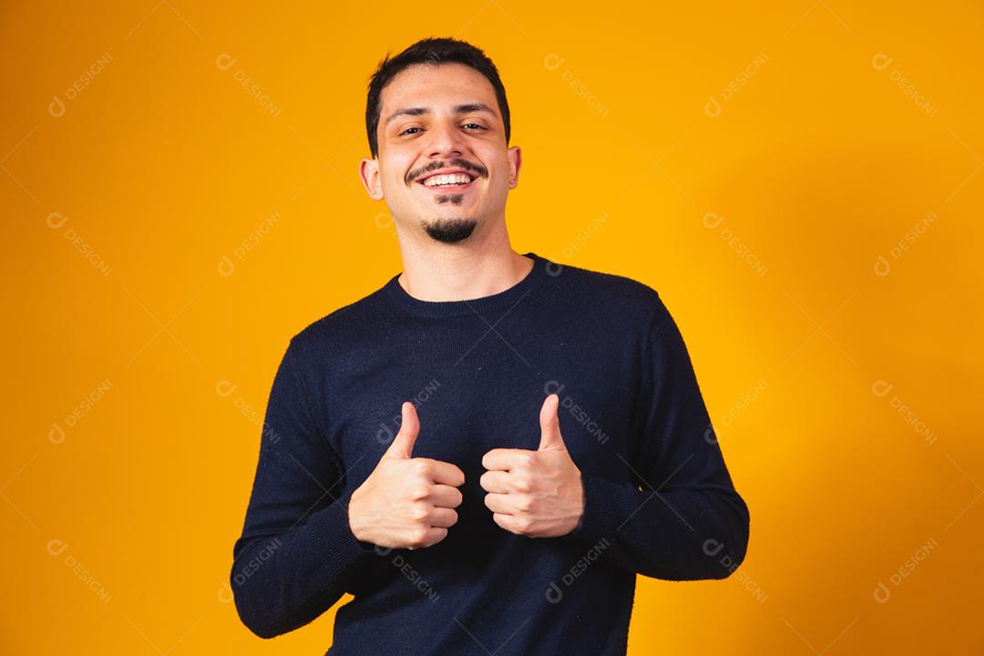 Menino com o polegar para cima. Aprovado